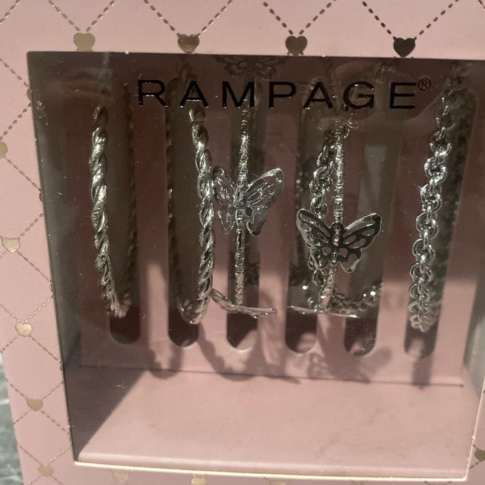 Bundle     4 pairs of hoop earrings (New)